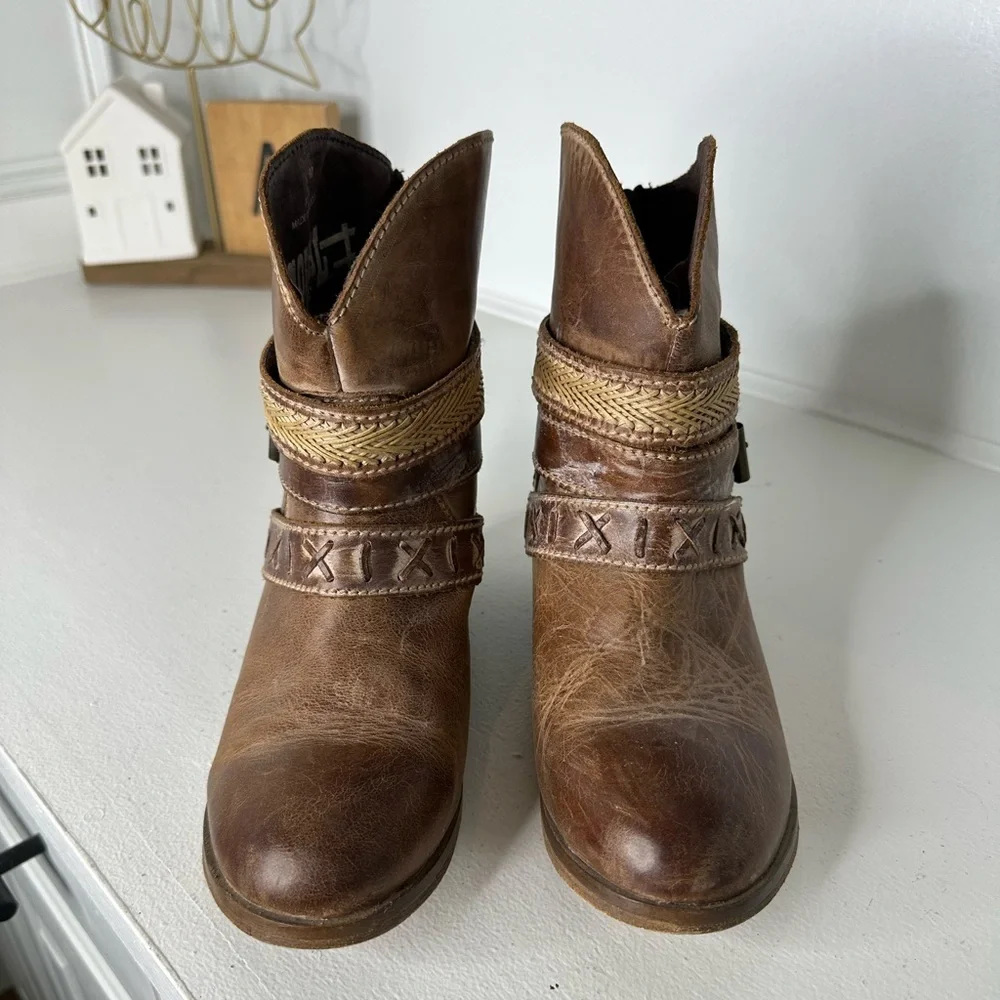 Corral Boots Indie Spirit Distressed Leather Ankle Boots Braided Strap Bootie - Picture 2 of 9